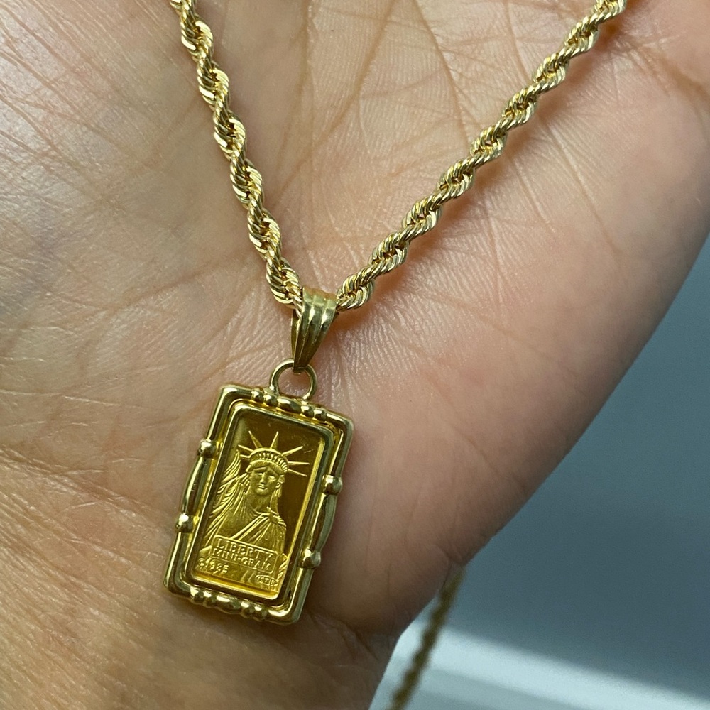 999.9 liberty pendant and the holder on the pendant is 18karat gold pure…